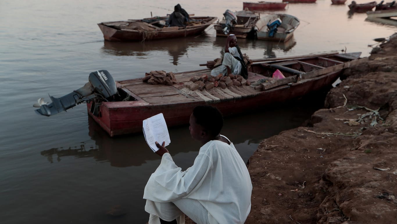 Ein Junge lernt am Nilufer im Sudan: Das Land befürchtet durch den Dammbau in Äthiopien die Zunahme der Wasserknappheit.