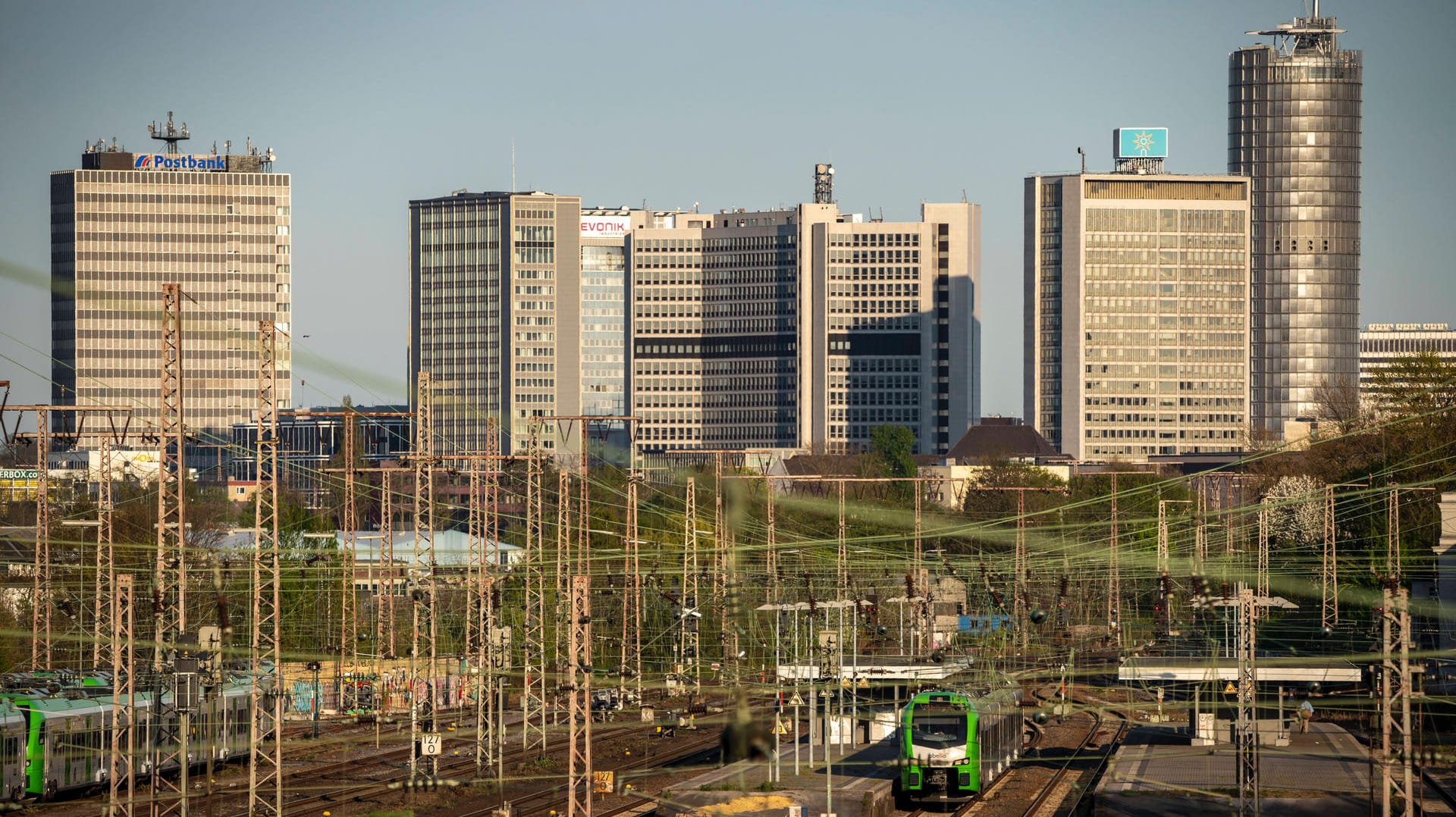 Bahnanlage am Essener Hauptbahnhof: Hier rollten kurzzeitig keine Züge, weil ein Vogel in eine Oberleitung flog. Bahnanlage am Essener Hauptbahnhof: Hier rollten kurzzeitig keine Züge, weil ein Vogel in eine Oberleitung flog.