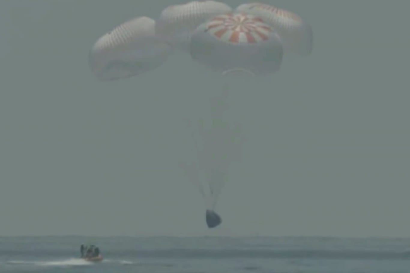 Freude bei SpaceX: Robert Behnken und Douglas Hurley landeten mit der Kapsel "Endeavour" im Golf von Mexiko vor der Küste Floridas