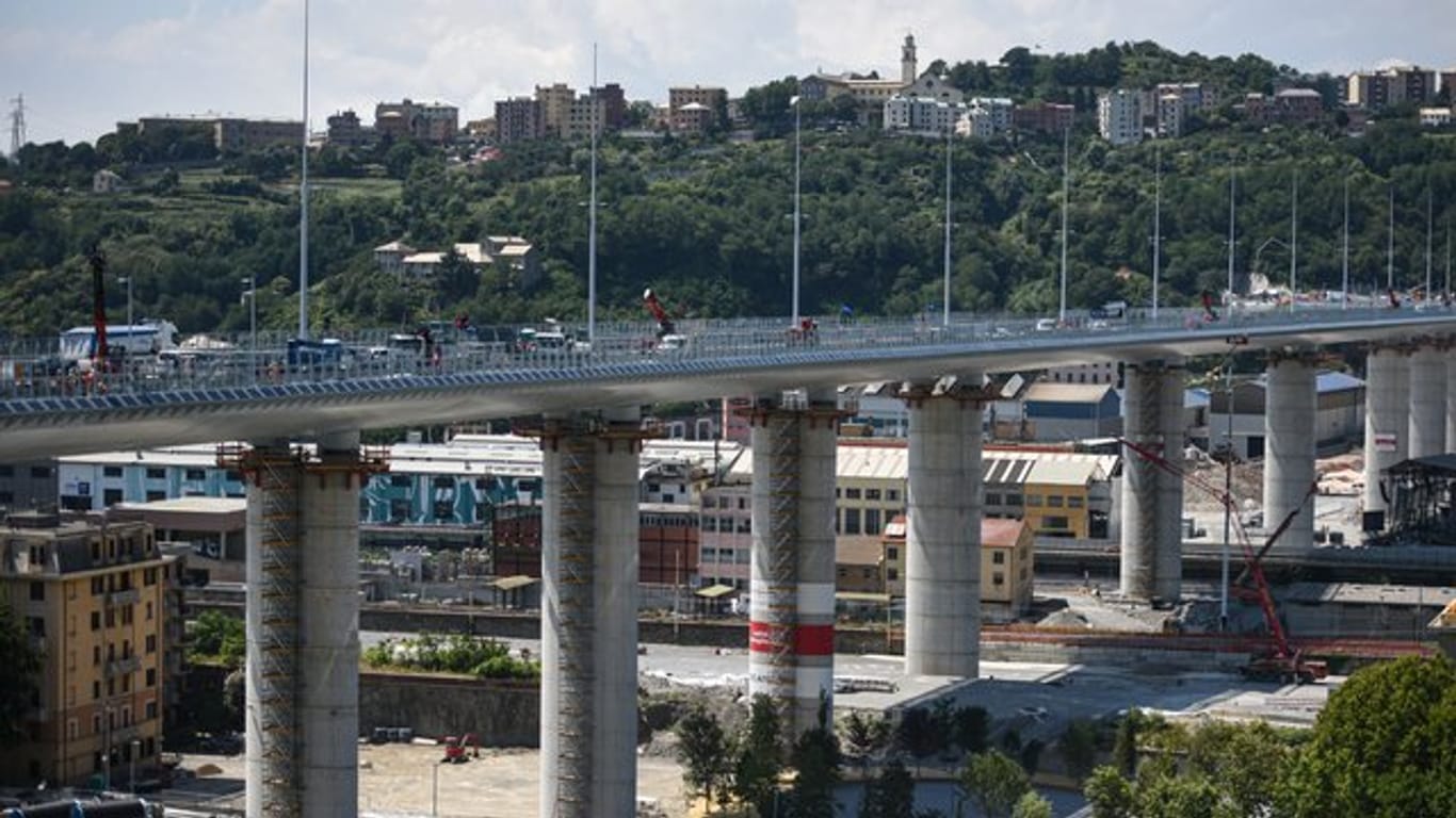 Blick auf die neue Brücke von Genua.