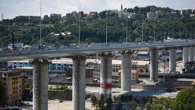 Blick auf die neue Brücke von Genua. Blick auf die neue Brücke von Genua.