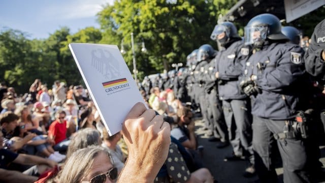 Bei der Demonstration in Berlin gab es massenhafte Verstöße gegen die Corona-Auflagen. Bei der Demonstration in Berlin gab es massenhafte Verstöße gegen die Corona-Auflagen.