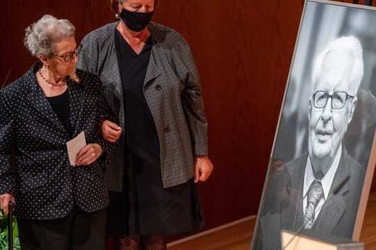 Liselotte Vogel (l) nimmt an der Trauerfeier der Stadt München für ihren Mann, den früheren SPD-Chef Hans-Jochen Vogel, im Gasteig teil.