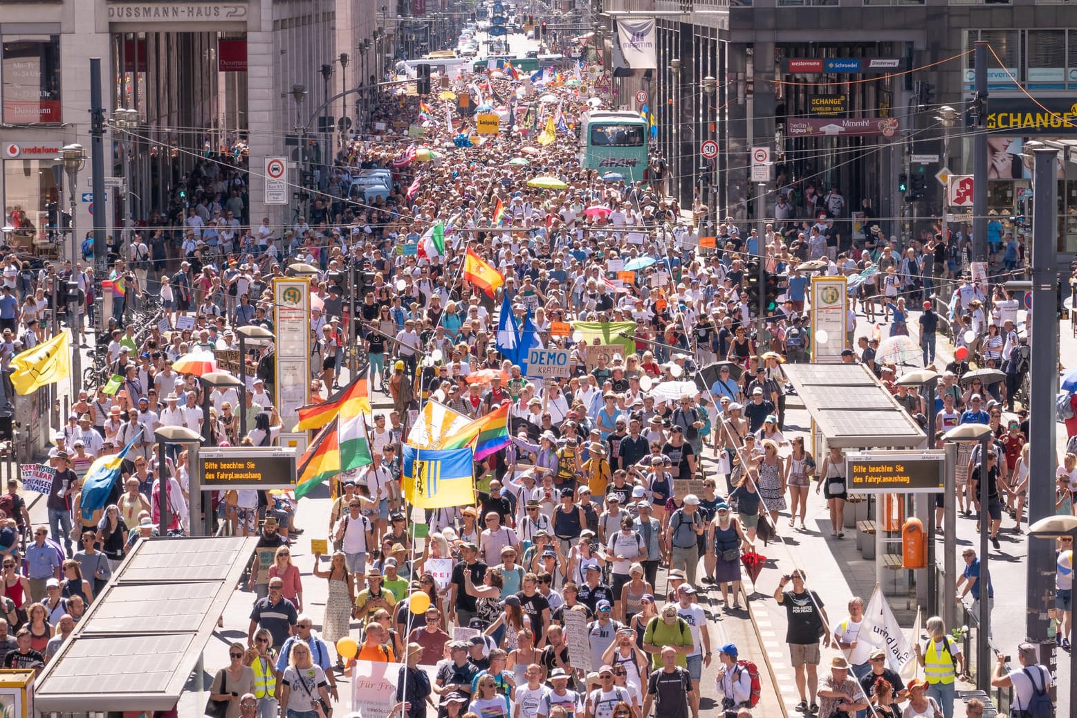 Groß-Demo gegen Corona-Maßnahmen in Berlin: Die Politik diskutiert über eine Einschränkung der Versammlungsfreiheit, um neue Hotspots zu vermeiden.