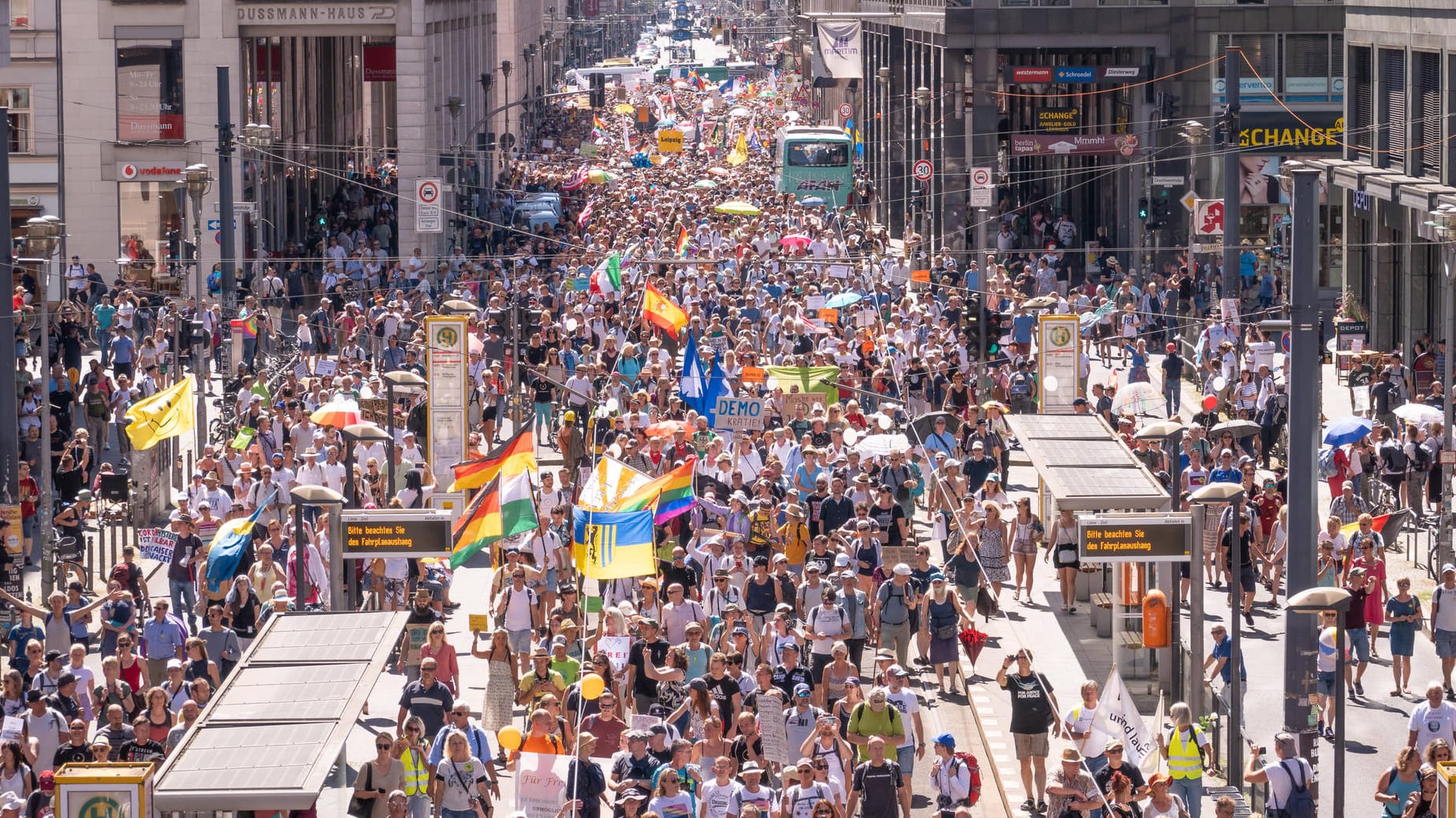 Groß-Demo gegen Corona-Maßnahmen in Berlin: Die Politik diskutiert über eine Einschränkung der Versammlungsfreiheit, um neue Hotspots zu vermeiden.