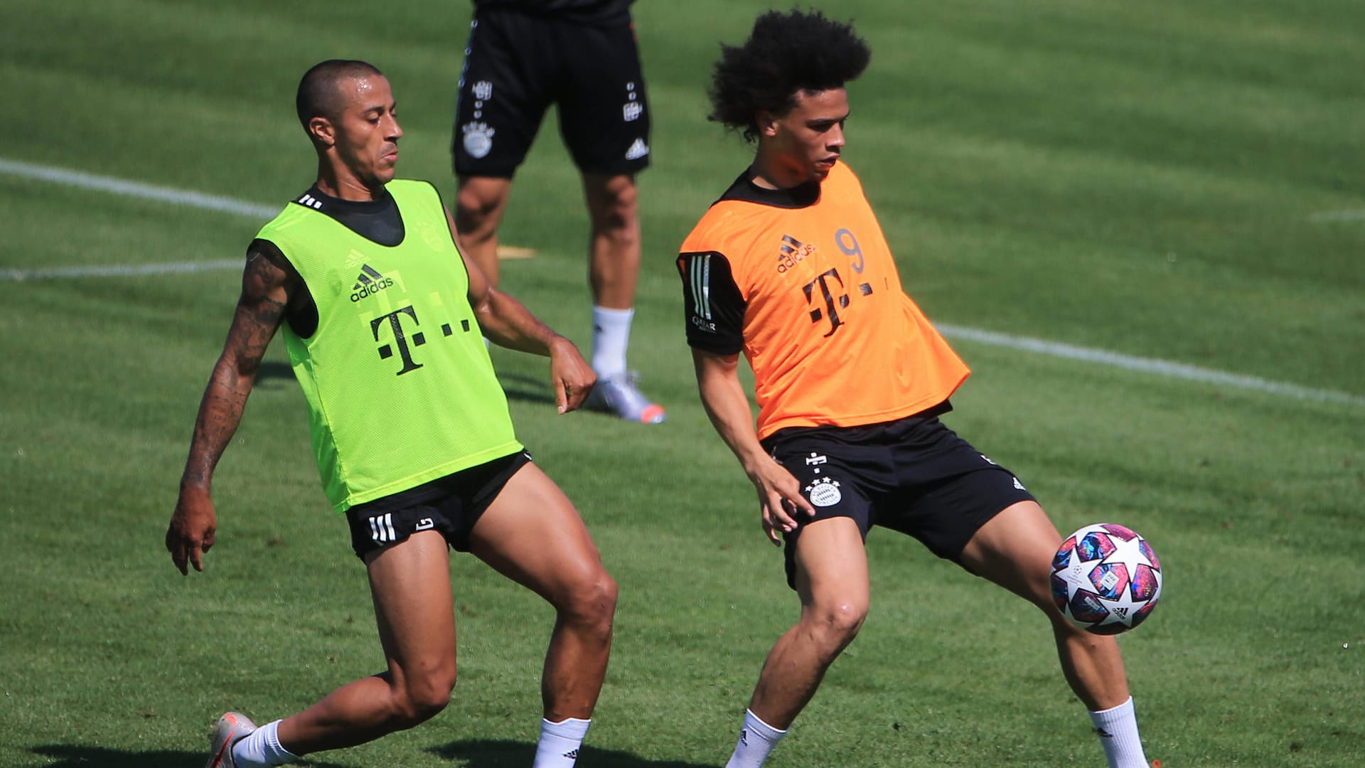 FC Bayern München: Leroy Sané und Thiago (l.) im Training an der Säbener Straße.