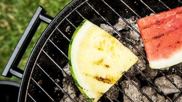 Der Wassergehalt der Melone schützt sie beim Grillen vor dem Verbrennen, der Zucker sorgt für tolle Röstaromen. Der Wassergehalt der Melone schützt sie beim Grillen vor dem Verbrennen, der Zucker sorgt für tolle Röstaromen.