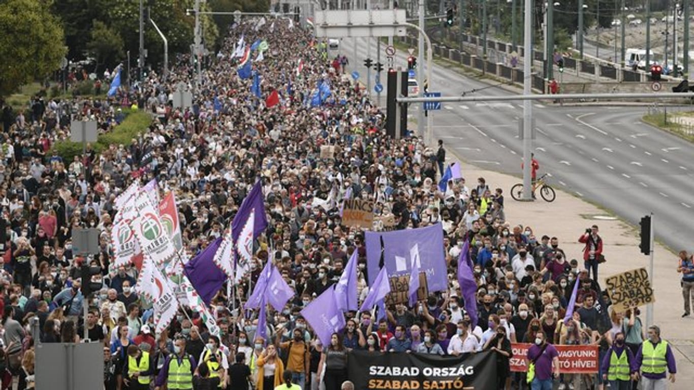 Demonstranten protestieren gegen die Entlassung des Chefredakteurs der ungarischen Nachrichtenwebsite Index.