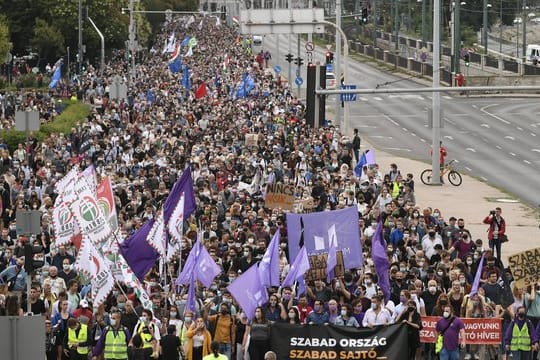 Demonstranten protestieren gegen die Entlassung des Chefredakteurs der ungarischen Nachrichtenwebsite Index.