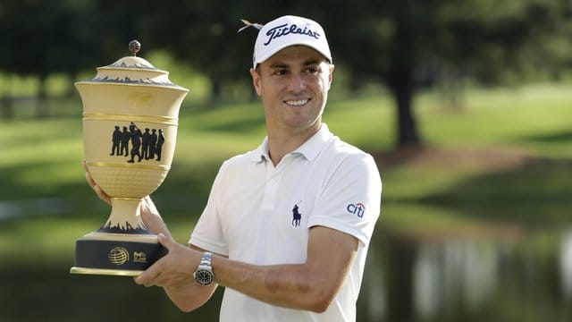 Justin Thomas aus den USA freut sich über seinen Sieg.