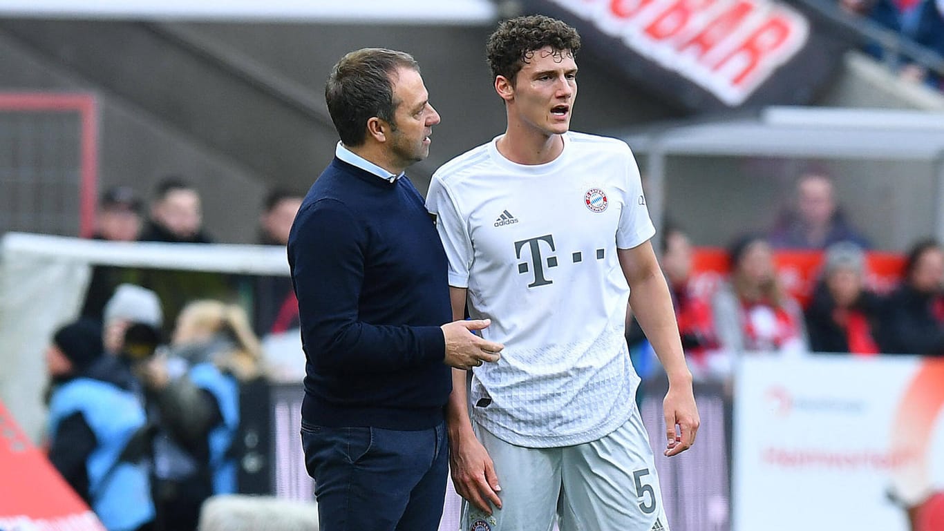 Bayern-Trainer Flick mit Benjamin Pavard (r.): Mindestens gegen Chelsea wird der Franzose fehlen.