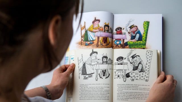 Eine alte (vorn) und eine neue Ausgabe des Kinderbuchs "Jim Knopf und die wilde 13" von Michael Ende. Eine alte (vorn) und eine neue Ausgabe des Kinderbuchs "Jim Knopf und die wilde 13" von Michael Ende.