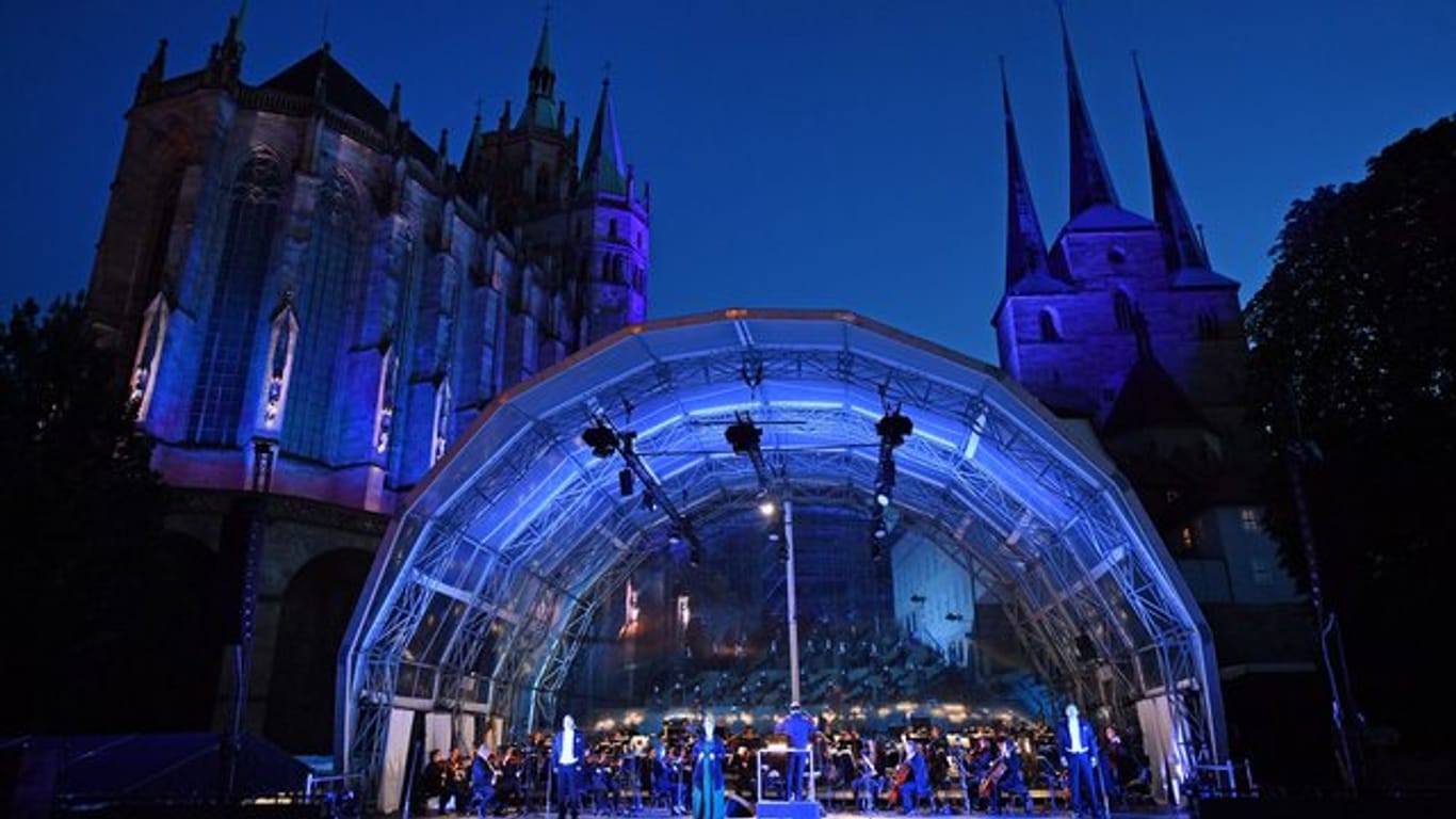 Das Philharmonische Orchester, der Opernchor und Solisten proben für das Domstufen-Open Air: Die Veranstaltung lockte Tausende Menschen an den Dom.
