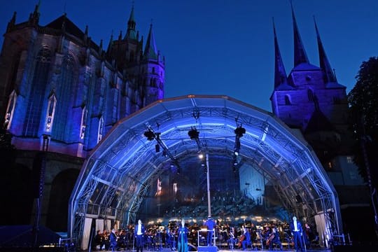 Das Philharmonische Orchester, der Opernchor und Solisten proben für das Domstufen-Open Air: Die Veranstaltung lockte Tausende Menschen an den Dom.