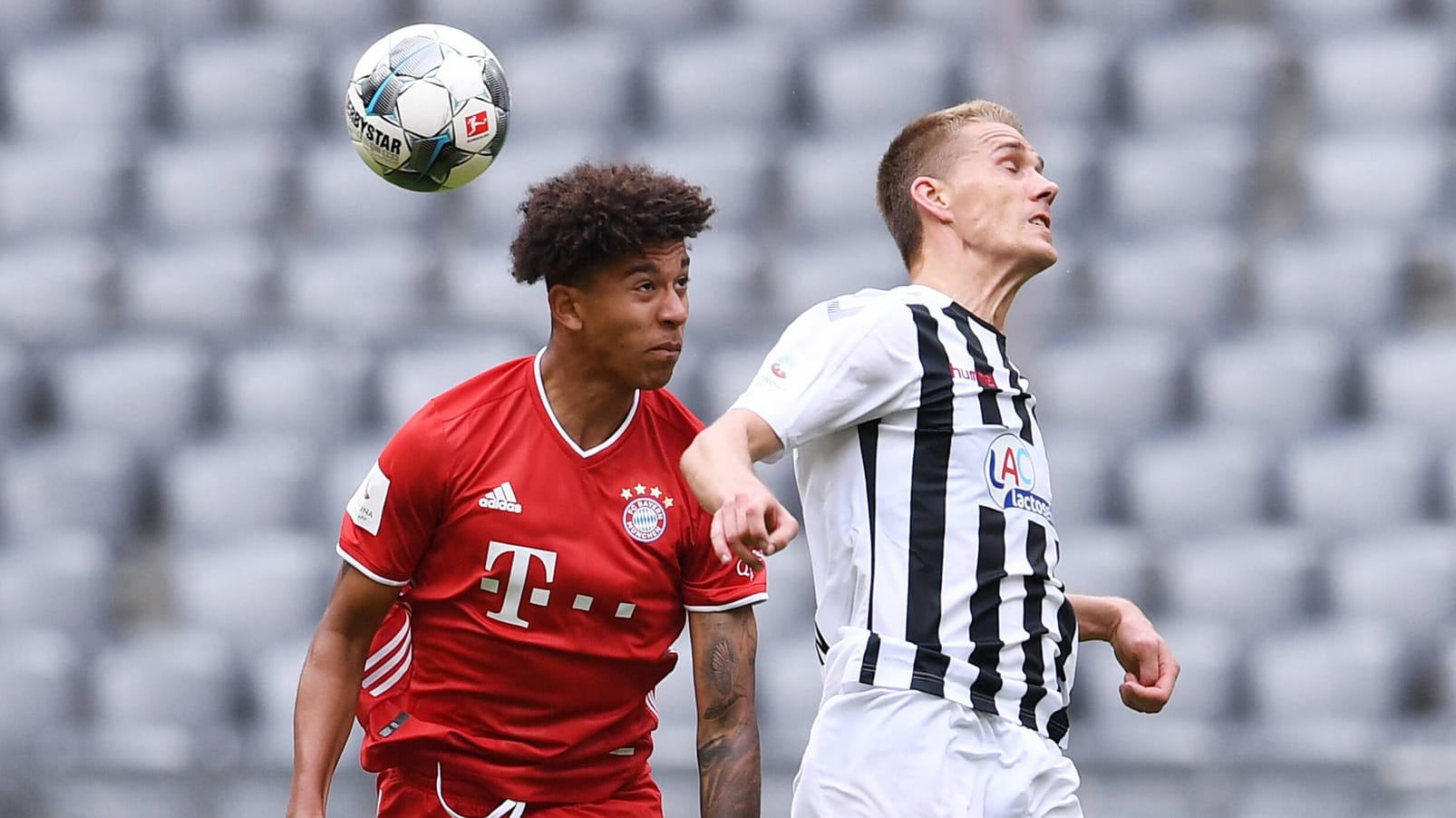 Chris Richards (l.) bei seinem Bundesliga-Debüt im Duell gegen Freiburgs Nils Petersen.