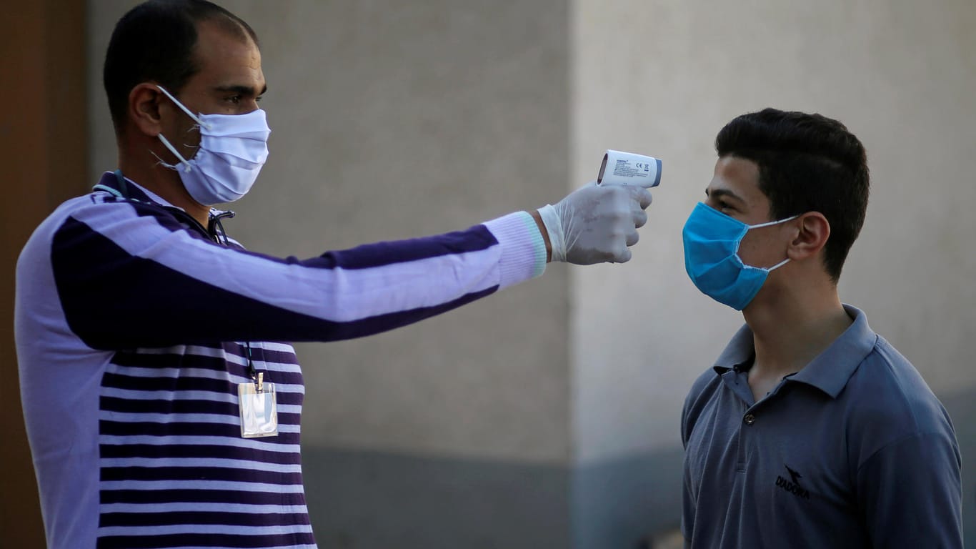 Schule in Gaza Stadt: Temperaturmessungen bei Schülern sollen helfen, die Ausbreitung des Coronavirus zu verhindern.