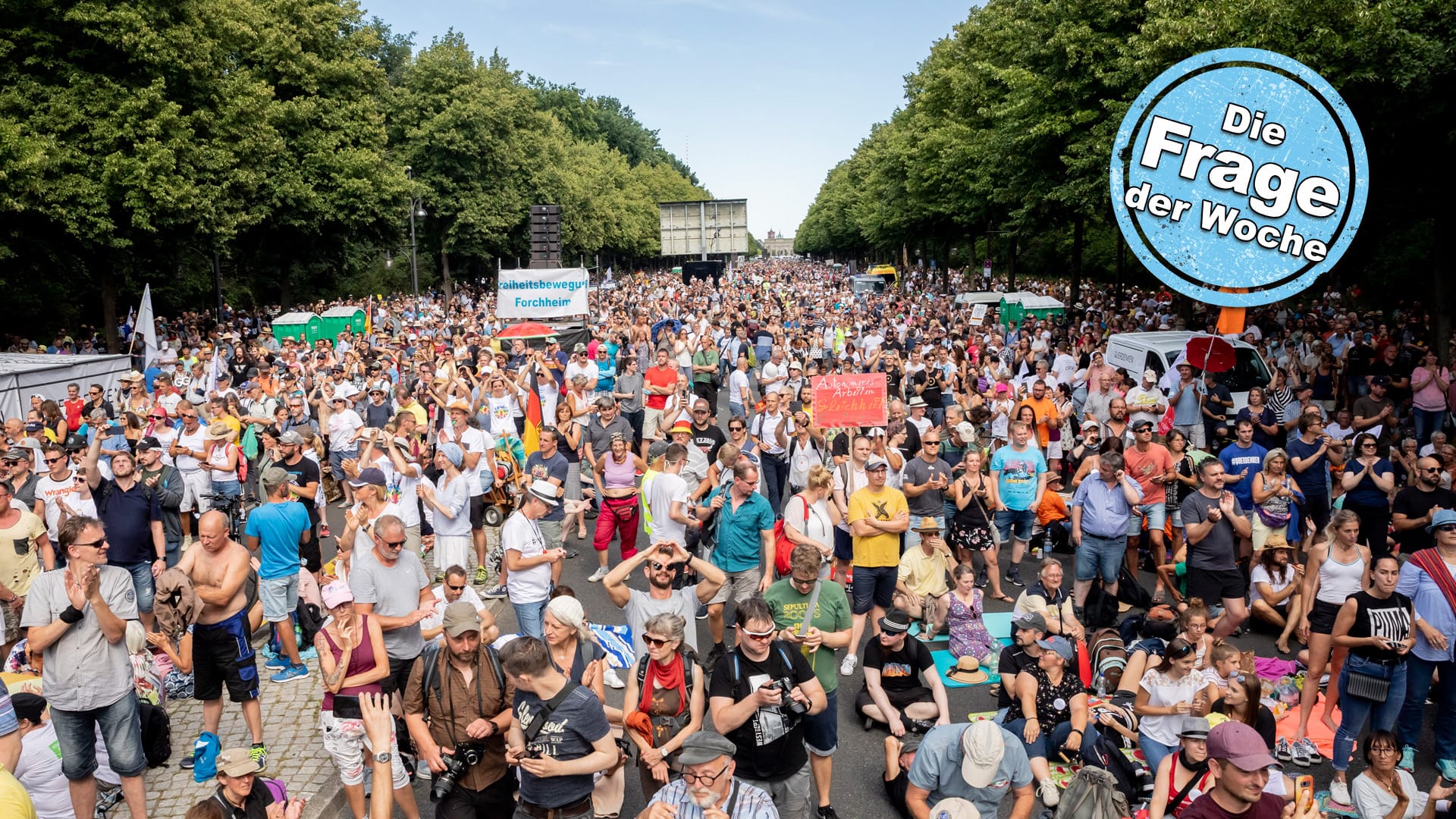 Kein Abstand, kein Mund-Nase-Schutz: Tausende Menschen bei der Kundgebung gegen die Corona-Beschränkungen auf der Straße des 17. Juni in Berlin.