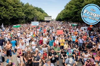 Kein Abstand, kein Mund-Nase-Schutz: Tausende Menschen bei der Kundgebung gegen die Corona-Beschränkungen auf der Straße des 17. Juni in Berlin.