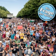 Kein Abstand, kein Mund-Nase-Schutz: Tausende Menschen bei der Kundgebung gegen die Corona-Beschränkungen auf der Straße des 17. Juni in Berlin.