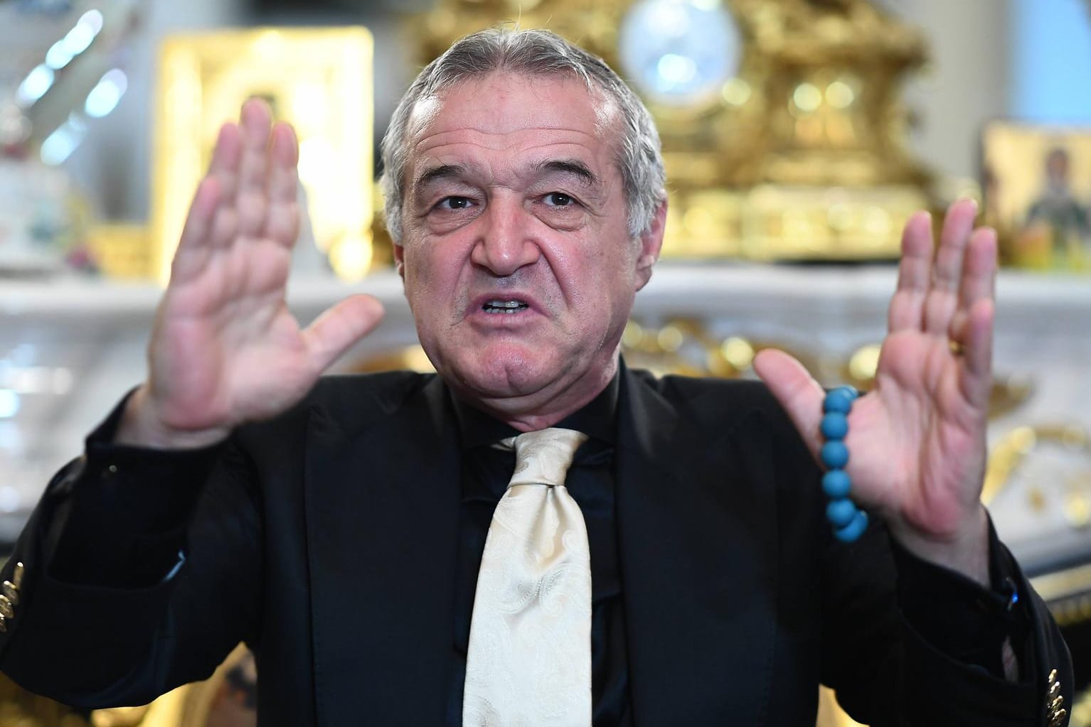 Gigi Becali: Prunk im Hintergrund, eine goldene Krawatte um den Hals, dazu große Ziele im Blick.