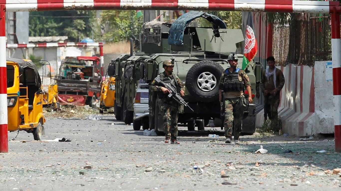 Terrorattacke in Dschalalabad: Sicherheitskräfte suchen den Ort der Gefechte vor einem Gefängnis ab.
