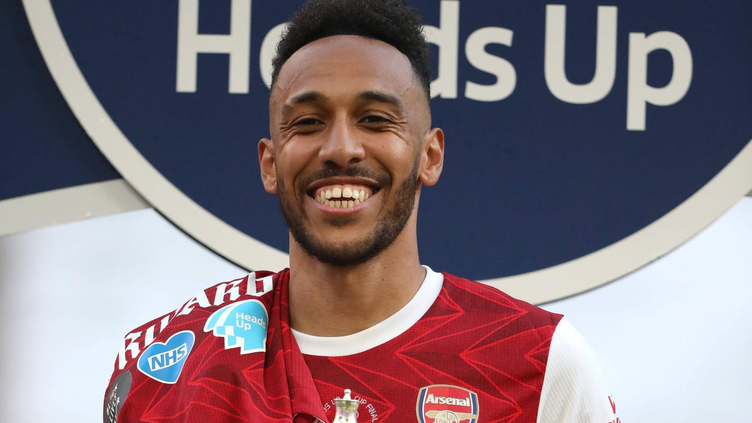 Pierre-Emerick Aubameyang: Der Stürmer hält stolz den FA Cup hoch.