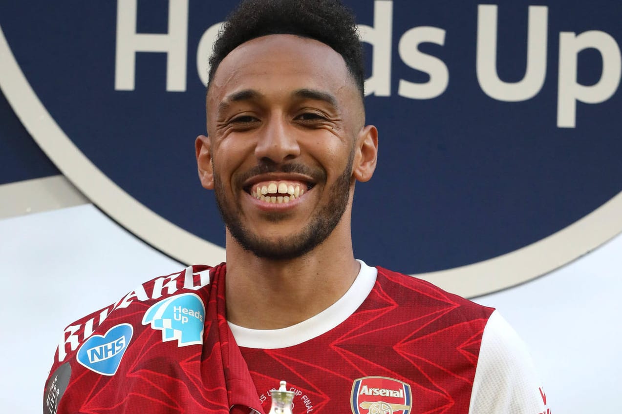 Pierre-Emerick Aubameyang: Der Stürmer hält stolz den FA Cup hoch.