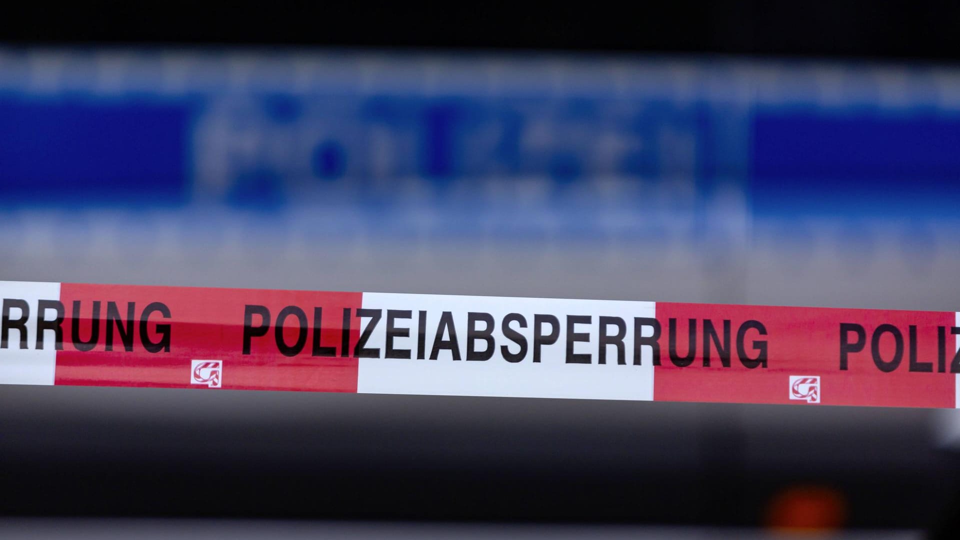 Ein Flatterband mit der Aufschrift "Polizeiabsperrung" (Symbolbild): Im Kulkwitzer See ist es zu einem Tauchunfall gekommen.