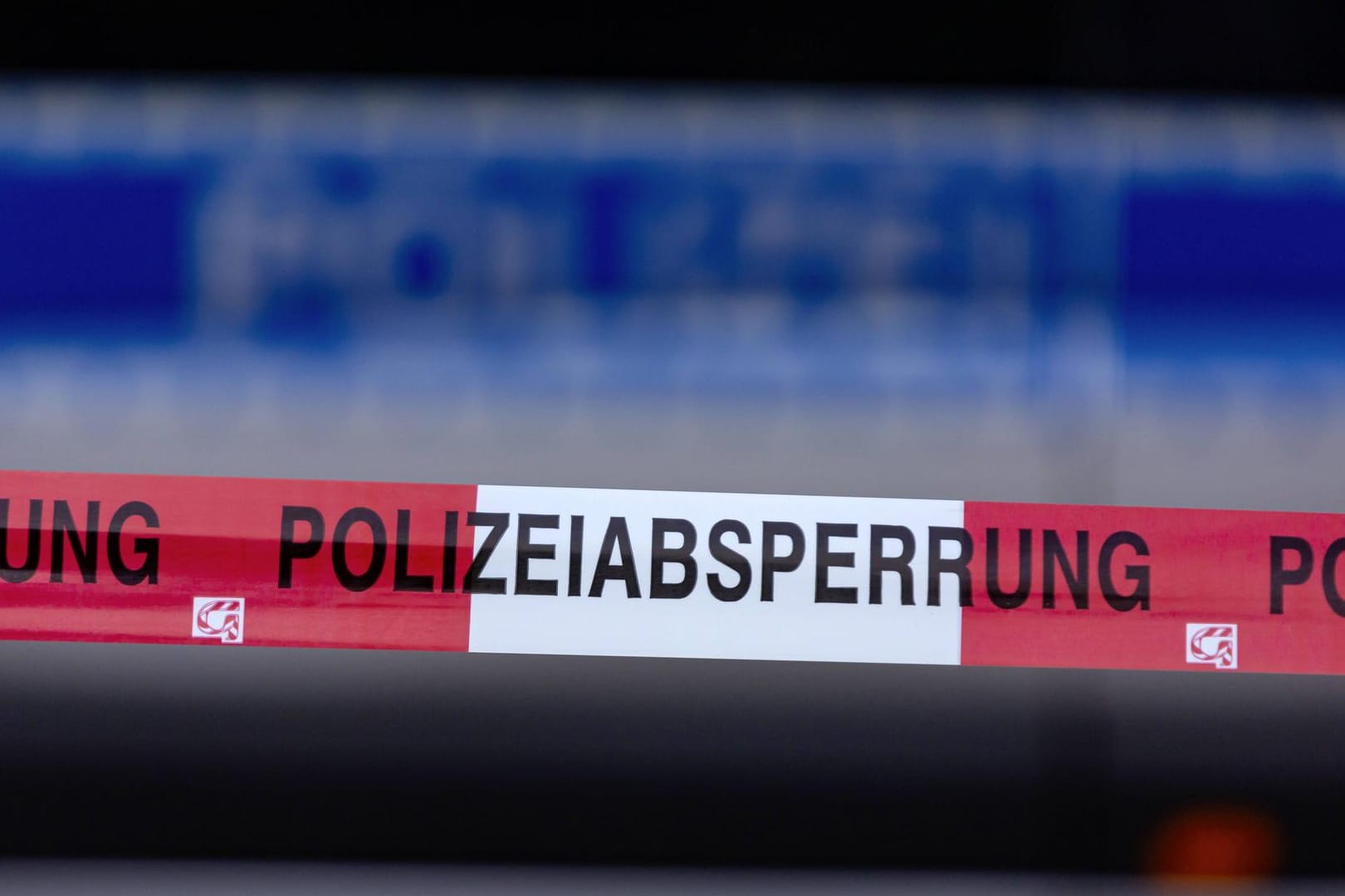 Ein Flatterband mit der Aufschrift "Polizeiabsperrung" (Symbolbild): Im Kulkwitzer See ist es zu einem Tauchunfall gekommen.