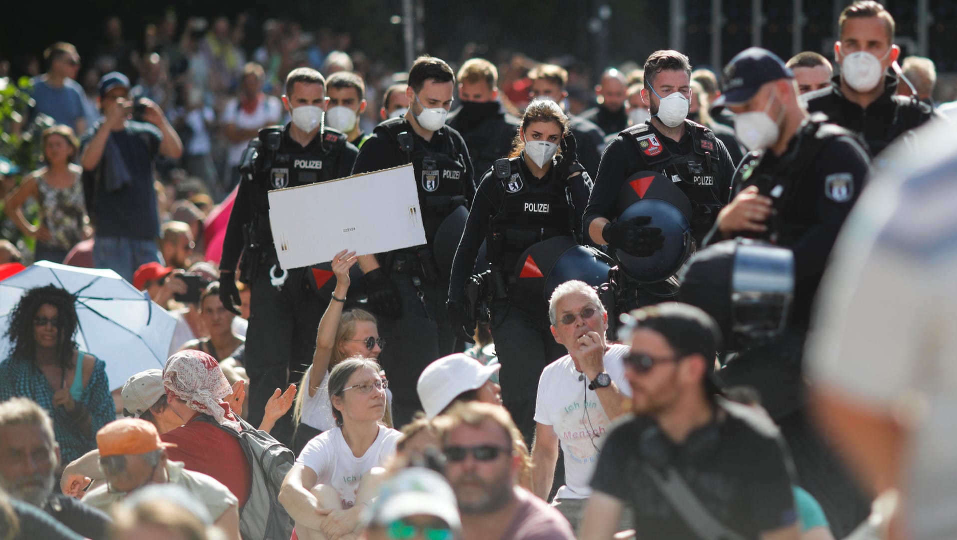 Teilnehmer der Corona-Demonstration in Berlin sitzen auf dem Boden, um ein Räumung zu behindern: Bei den Protesten wurden die Abstandsregeln nicht eingehalten.