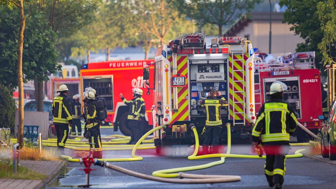 Die Feuerwehr im Einsatz bei einem Großbrand (Symbolbild): In Bielefeld konnte ein Brand in einer Fabrik rechtzeitig gelöscht werden.
