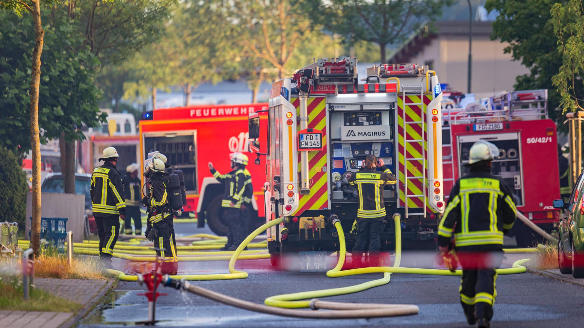 Die Feuerwehr im Einsatz bei einem Großbrand (Symbolbild): In Bielefeld konnte ein Brand in einer Fabrik rechtzeitig gelöscht werden. Die Feuerwehr im Einsatz bei einem Großbrand (Symbolbild): In Bielefeld konnte ein Brand in einer Fabrik rechtzeitig gelöscht werden.