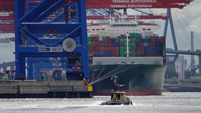 In einem deutsch-französischen Forschungsprojekt soll der Schadstoffausstoß von Schiffen untersucht werden - unter anderem im Hamburger Hafen. In einem deutsch-französischen Forschungsprojekt soll der Schadstoffausstoß von Schiffen untersucht werden - unter anderem im Hamburger Hafen.