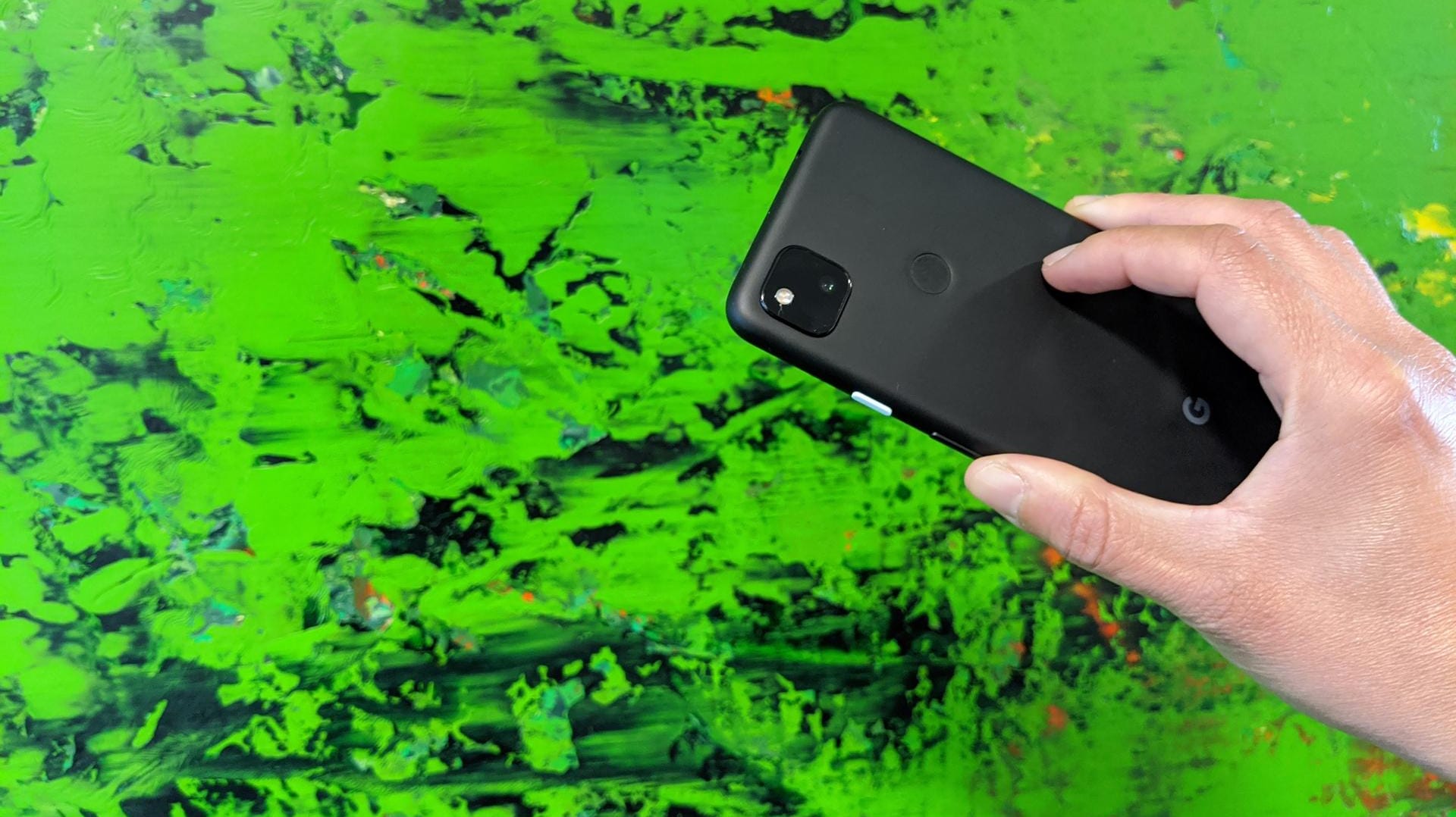 Rückseite des Pixel 4a: Das Gerät lässt sich per Fingerabdruck entsperren.