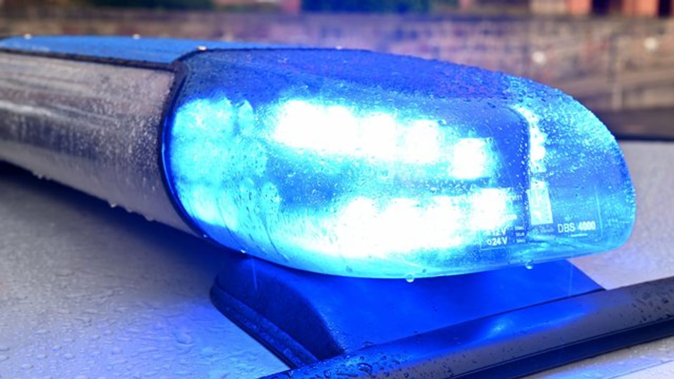 Ein Streifenwagen mit eingeschaltetem Blaulicht