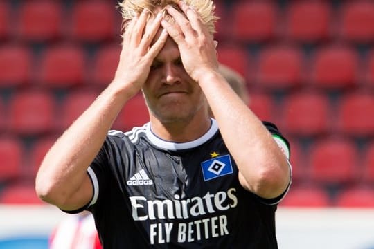HSV-Hauptsponsor Emirates auf dem Trikot von Ex-HSV-Spieler Joel Pohjanpalo: Emirates wird in Zukunft nicht mehr auf dem HSV-Trikot werben.