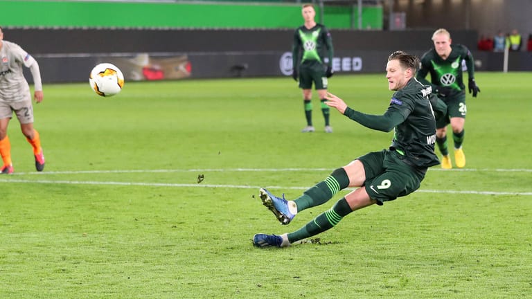 Wolfsburgs Wout Weghorst setzte beim 1:2 im Hinspiel gegen Donezk einen Elfmeter über das Tor.