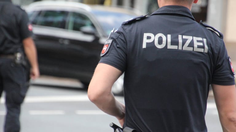Ein Polizist steht mit dem Rücken zur Kamera (Symbolbild): Bei einer Auseinandersetzung in Wolfsburg musste die Polizei einschreiten.