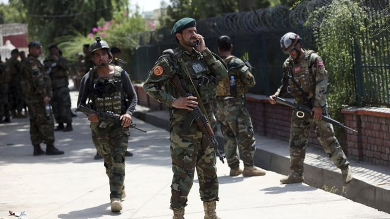 Afghanische Sicherheitskräfte vor dem Gefängnis in Dschalalabad.