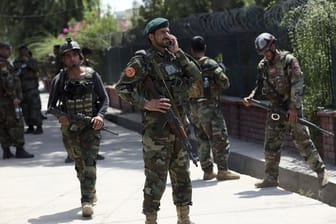 Afghanische Sicherheitskräfte vor dem Gefängnis in Dschalalabad.