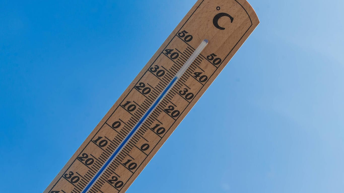 Das Thermometer zeigt hohe Temperaturen (Symbolbild): In Deutschland droht eine neue Hitzewelle.