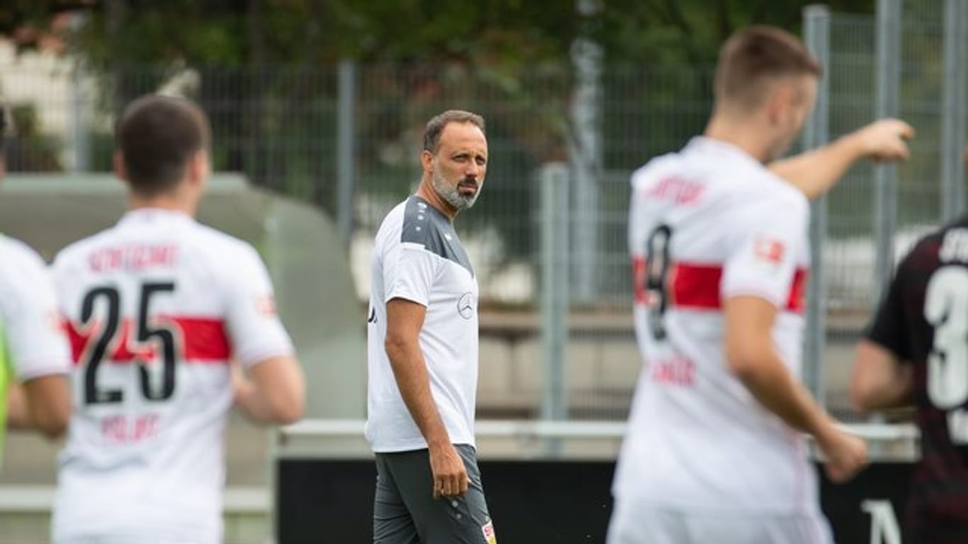 Coach Pellegrino Matarazzo (M) ist mit dem VfB Stuttgart wieder ins Training eingestiegen.