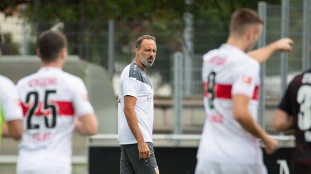 Coach Pellegrino Matarazzo (M) ist mit dem VfB Stuttgart wieder ins Training eingestiegen. Coach Pellegrino Matarazzo (M) ist mit dem VfB Stuttgart wieder ins Training eingestiegen.