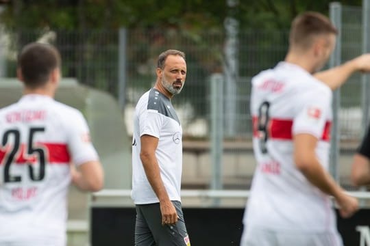Coach Pellegrino Matarazzo (M) ist mit dem VfB Stuttgart wieder ins Training eingestiegen.