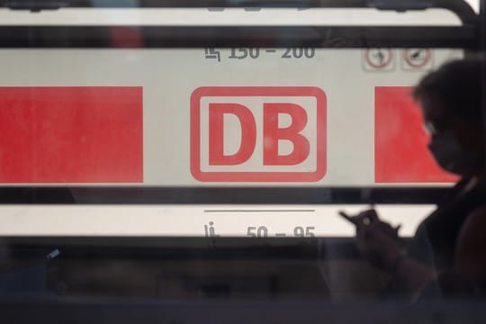 Ein Reisender mit Mundschutz in der Bahn.