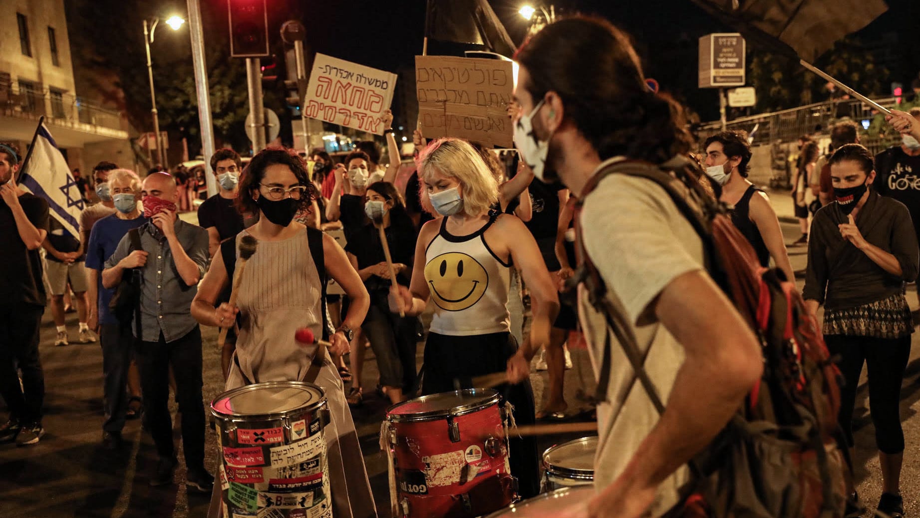 Demonstranten in Jerusalem protestieren gegen den israelischen Ministerpräsidenten Netanjahu in der Nähe seiner Residenz.