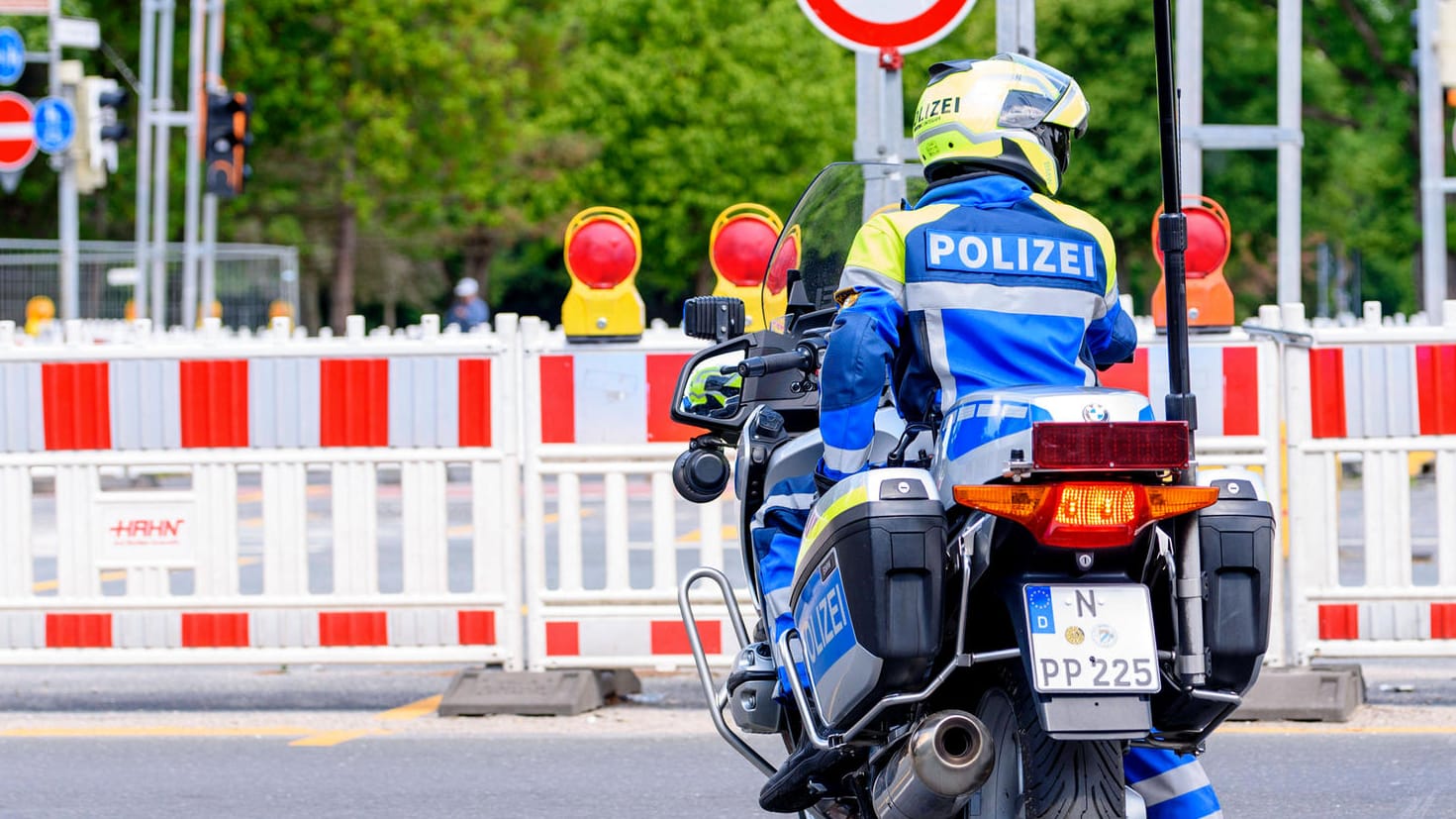 Ein Polizist auf einem Motorrad: In Nürnberg ist die Polizei gegen Fahrrad-Aktivisten vorgegangen, die Verkehrsregeln missachtet haben sollen.