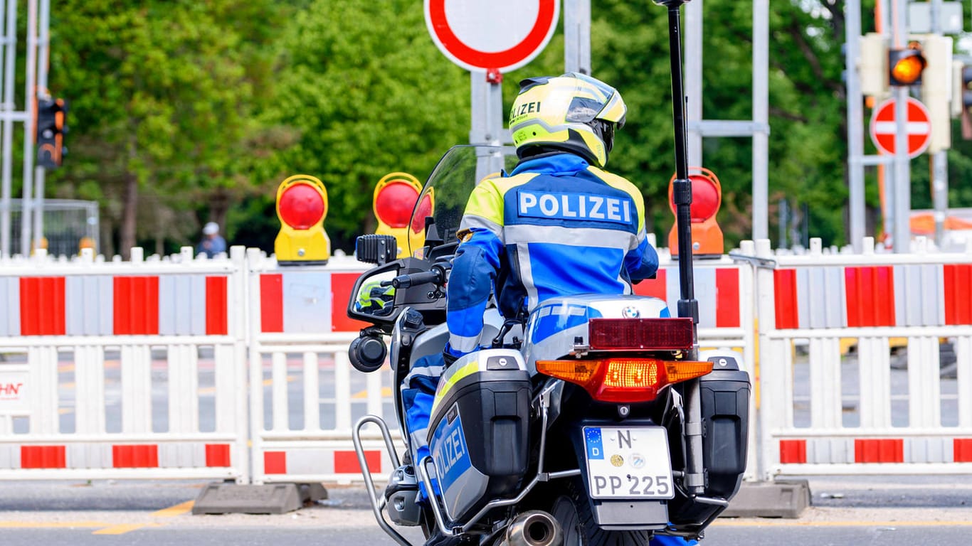 Ein Polizist auf einem Motorrad: In Nürnberg ist die Polizei gegen Fahrrad-Aktivisten vorgegangen, die Verkehrsregeln missachtet haben sollen.
