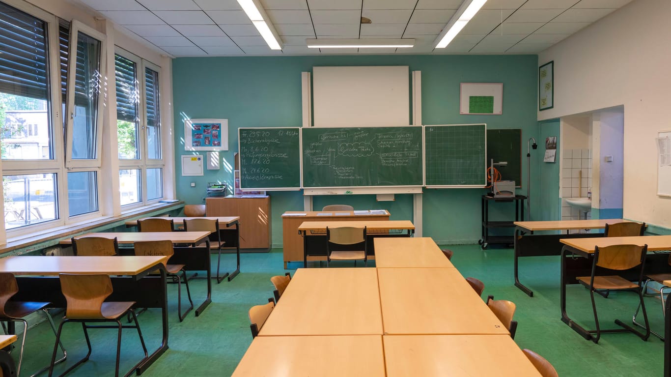 Ein Klassenraum einer älteren Gesamtschule: Kinder seien laut Studie im untersuchten Zeitraum kaum von Corona betroffen gewesen.