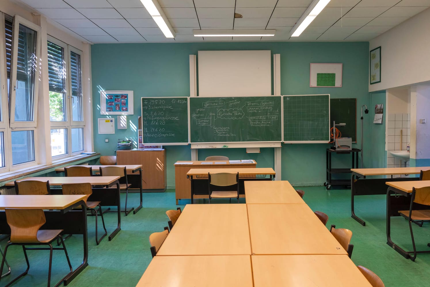 Ein Klassenraum einer älteren Gesamtschule: Kinder seien laut Studie im untersuchten Zeitraum kaum von Corona betroffen gewesen.